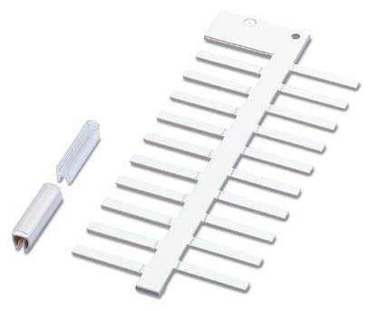 Un dos de reliure en plastique blanc avec plusieurs dents pour relier des documents. À côté se trouvent deux bandes de couverture courbées.