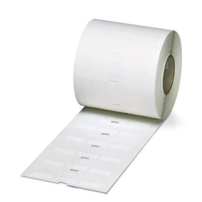 Un rouleau d'étiquettes blanches avec des étiquettes rectangulaires détachables.