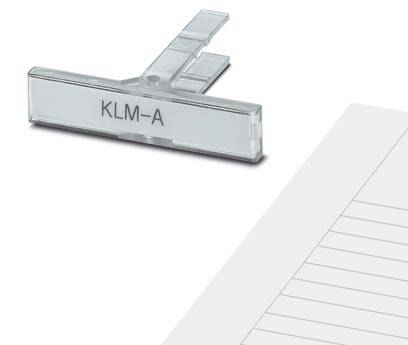 Étiquette 'KLM-A' sur un clip en plastique transparent, posé à côté d'une feuille de papier ligné.