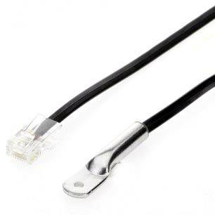 Un câble noir avec une fiche RJ-11 d'un côté et un connecteur métallique avec un trou de vis de l'autre côté.