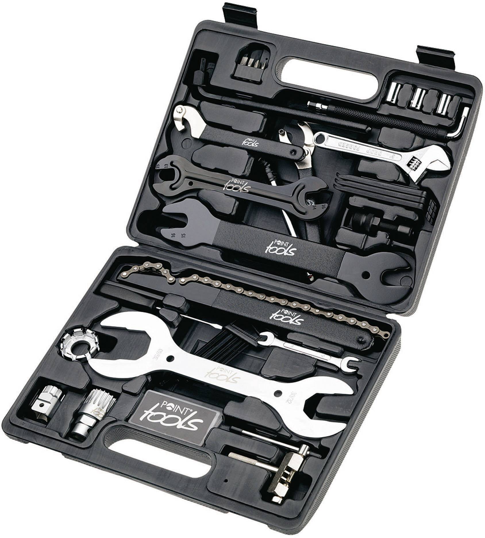 Une boîte à outils ouverte contenant divers outils manuels, notamment des clés, des pinces et des embouts, soigneusement rangés.