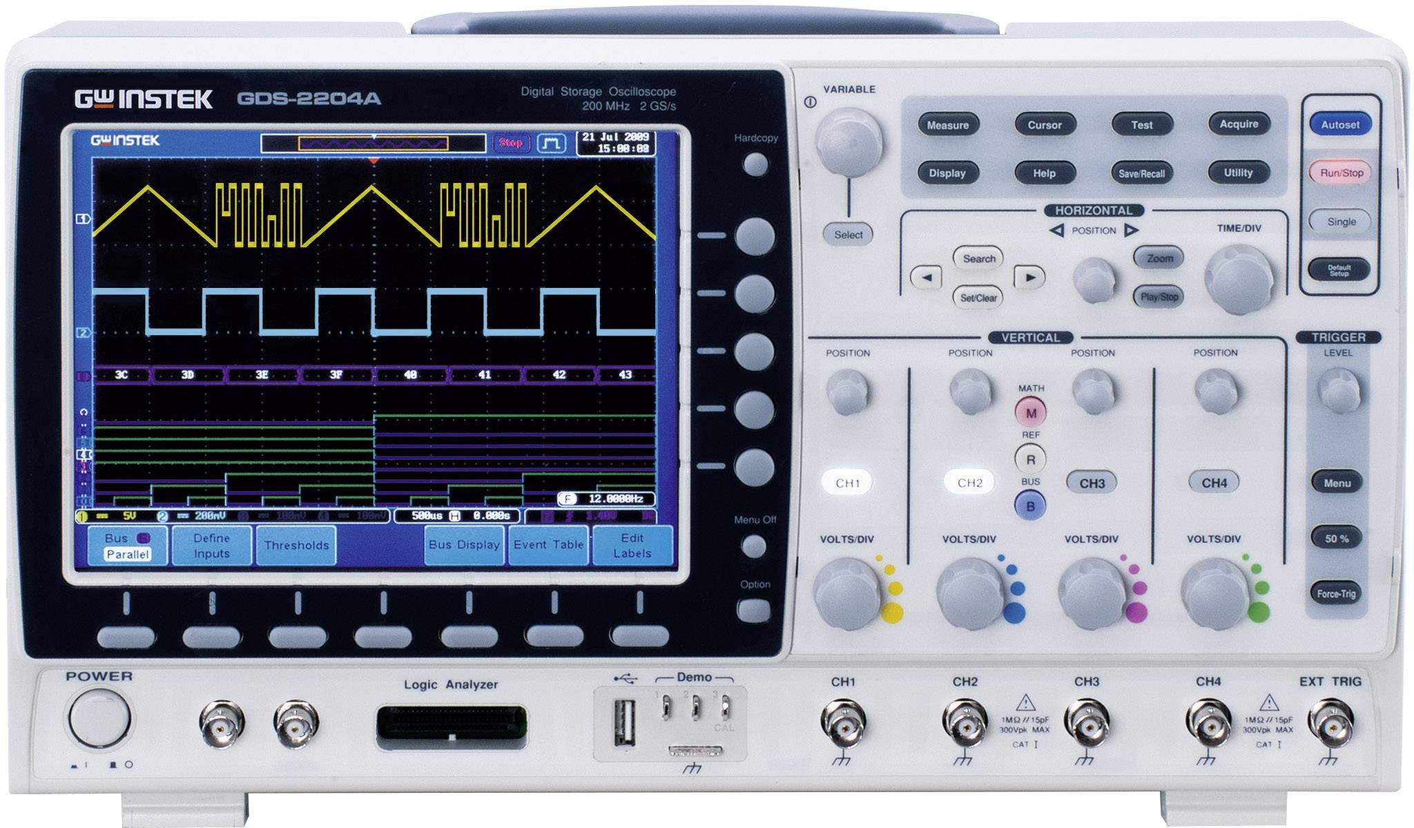 Un oscilloscope numérique affiche différents signaux de tension électrique sur son écran, entouré de boutons de commande et de connexions.