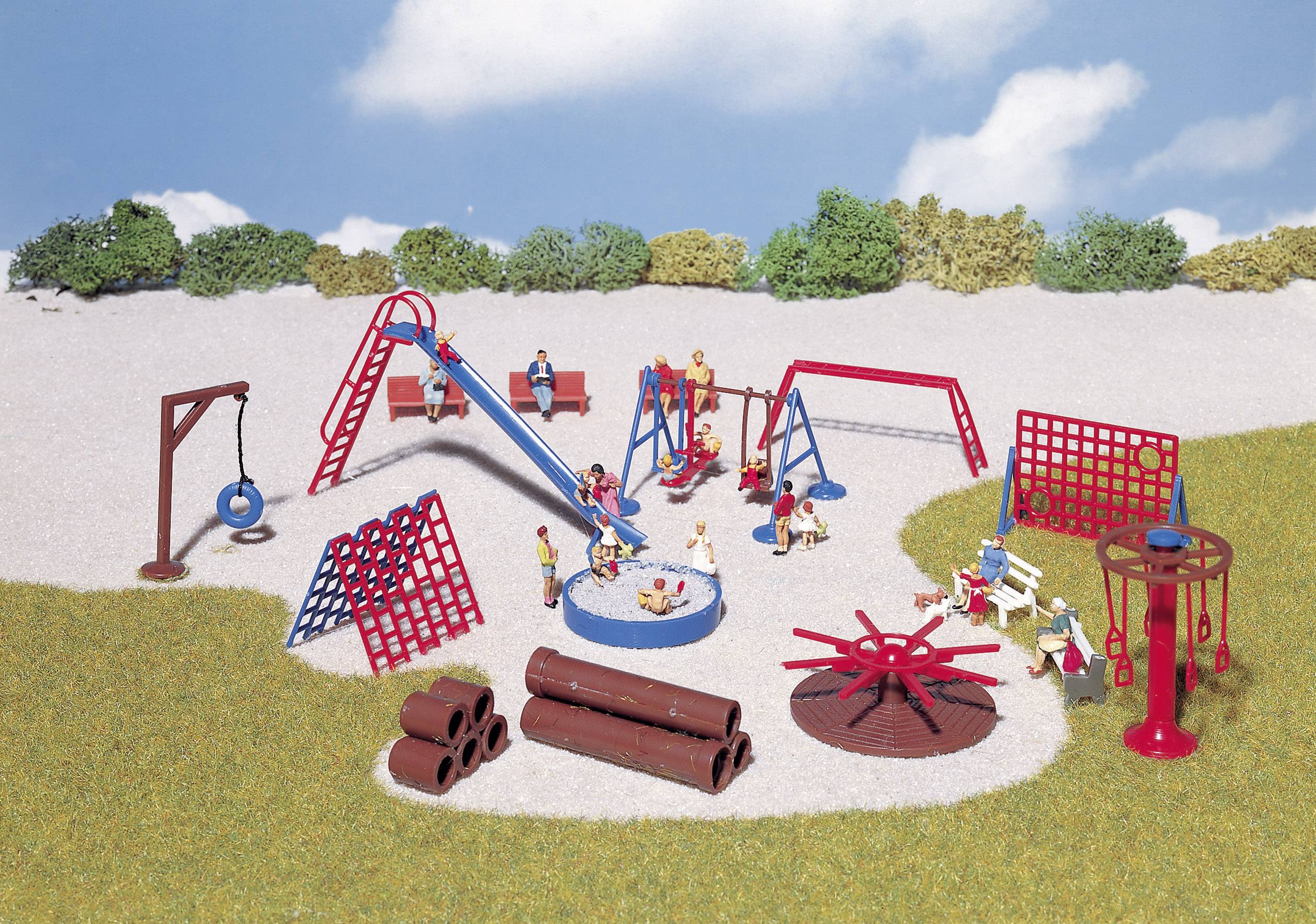 Un terrain de jeux coloré avec des balançoires, des structures de grimpe, des toboggans et des enfants qui jouent et s'amusent ; une journée ensoleillée dans le parc.
