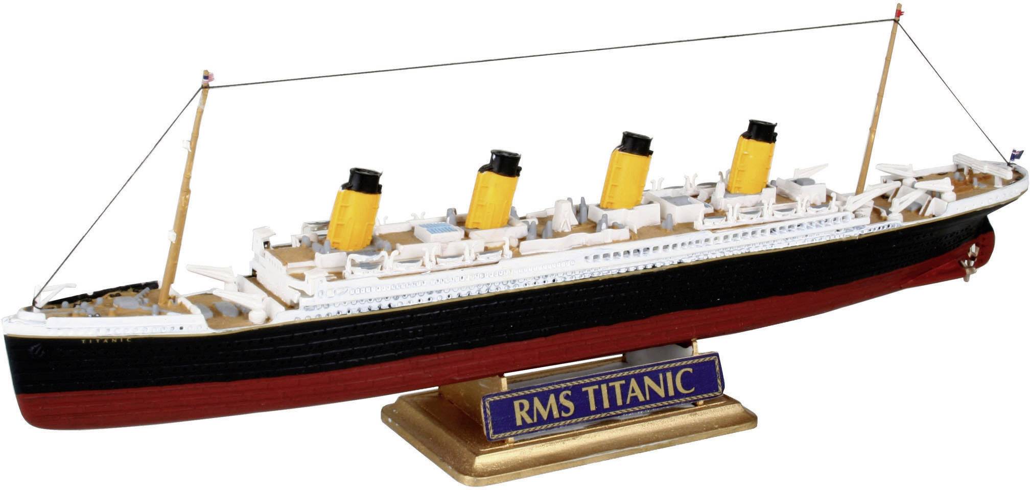 Une maquette du navire 'RMS Titanic' avec ses cheminées jaunes caractéristiques, posée sur un socle décoratif.