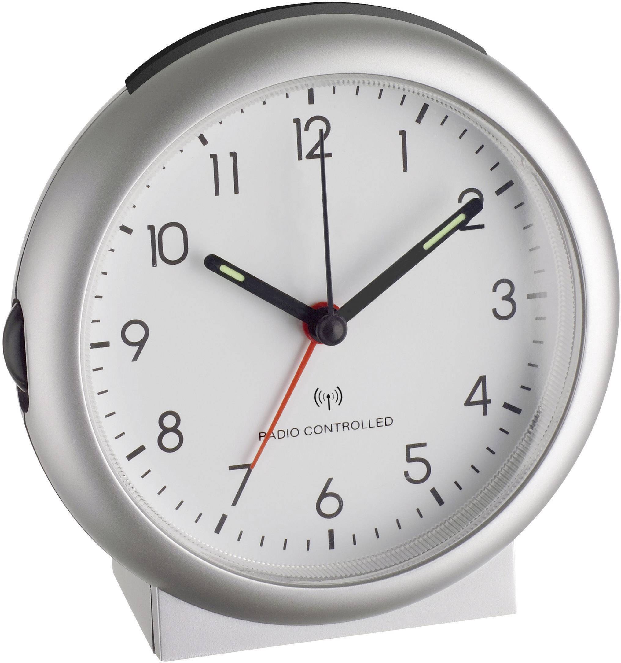 Horloge analogique argentée radiocommandée avec chiffres et aiguilles noirs sur cadran blanc. Indique 10:09.