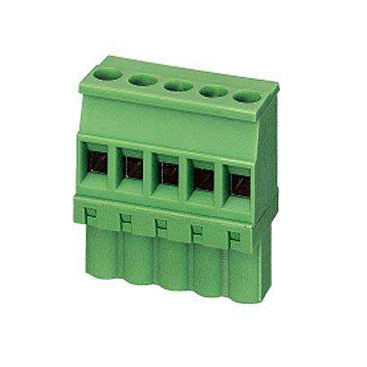 Une fiche verte à cinq broches, adaptée pour connecter et sécuriser des lignes électriques.