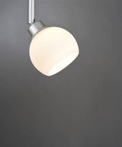 Une lampe suspendue unique avec un abat-jour rond et mat de couleur blanche, devant un fond gris.