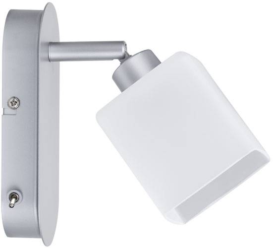 Un applique murale argentée avec un abat-jour rectangulaire blanc et orientable. Elle possède un petit interrupteur sur le côté.