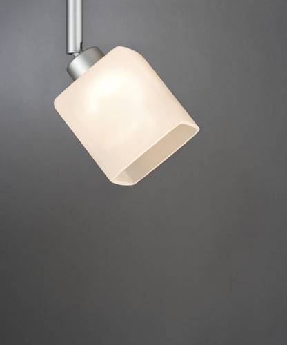 Une lampe suspendue moderne avec un abat-jour blanc et cubique sur un fond gris.