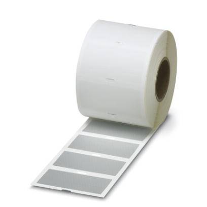 Rouleau d'étiquettes blanches rectangulaires, partiellement déroulé. Idéal pour l'impression ou l'étiquetage.