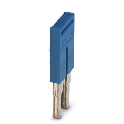 Un bouchon de sécurité bleu avec des pôles métalliques, debout, sur un fond blanc. Développé pour la connexion électrique.