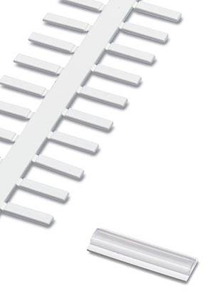 Un pont de câbles blanc avec plusieurs canaux de câbles et un seul couvercle à côté pour un acheminement ordonné des câbles.