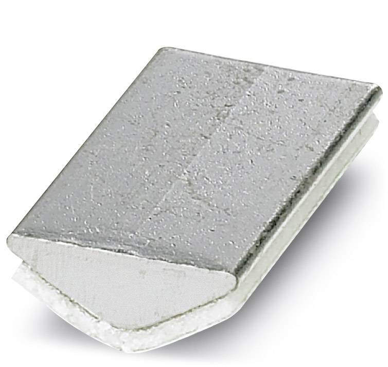 Un coin métallique gris, plat et en forme de coin, posé sur une surface claire.