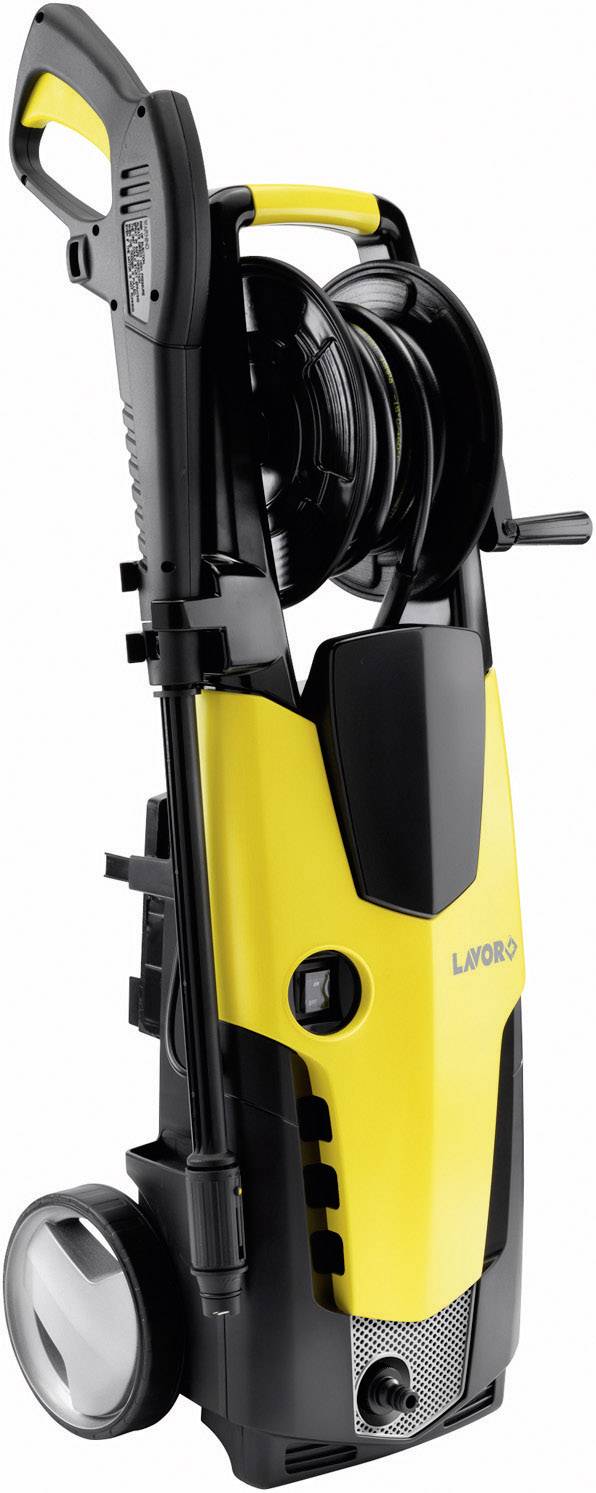 Nettoyeur haute pression jaune et noir avec roues et poignée. Appareil prêt pour les tâches de nettoyage avec tuyau et support d'accessoires.