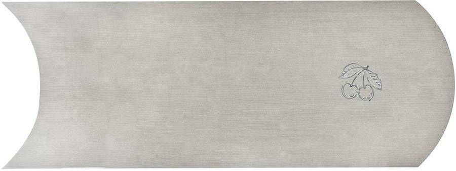 Un segment de carreau de céramique rectangulaire gris avec un bord arrondi. Un petit motif de cerise est représenté sur le côté gauche.
