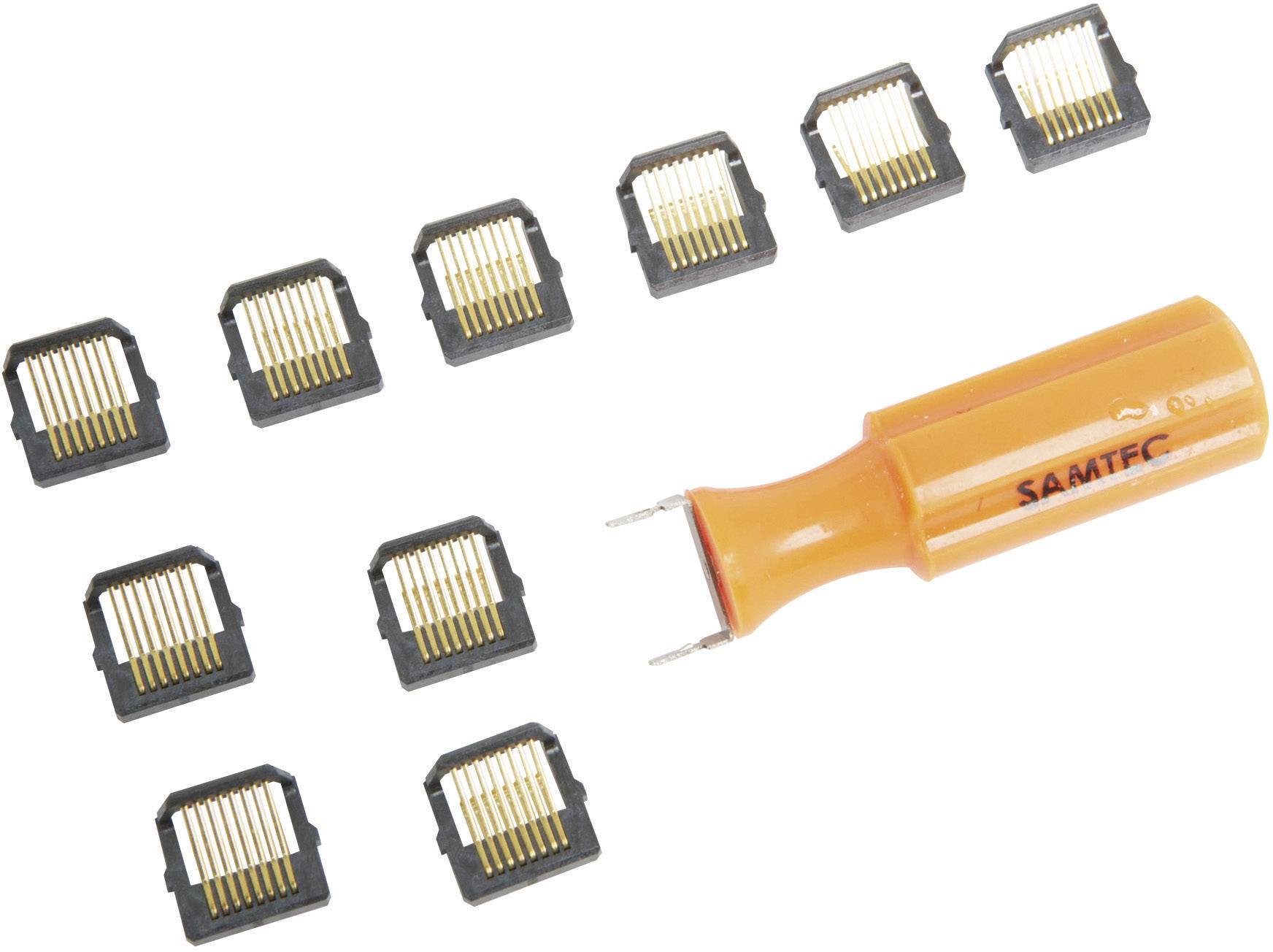 Plusieurs composants électroniques et un outil orange de la marque 'SAMTEC' sur un fond blanc.