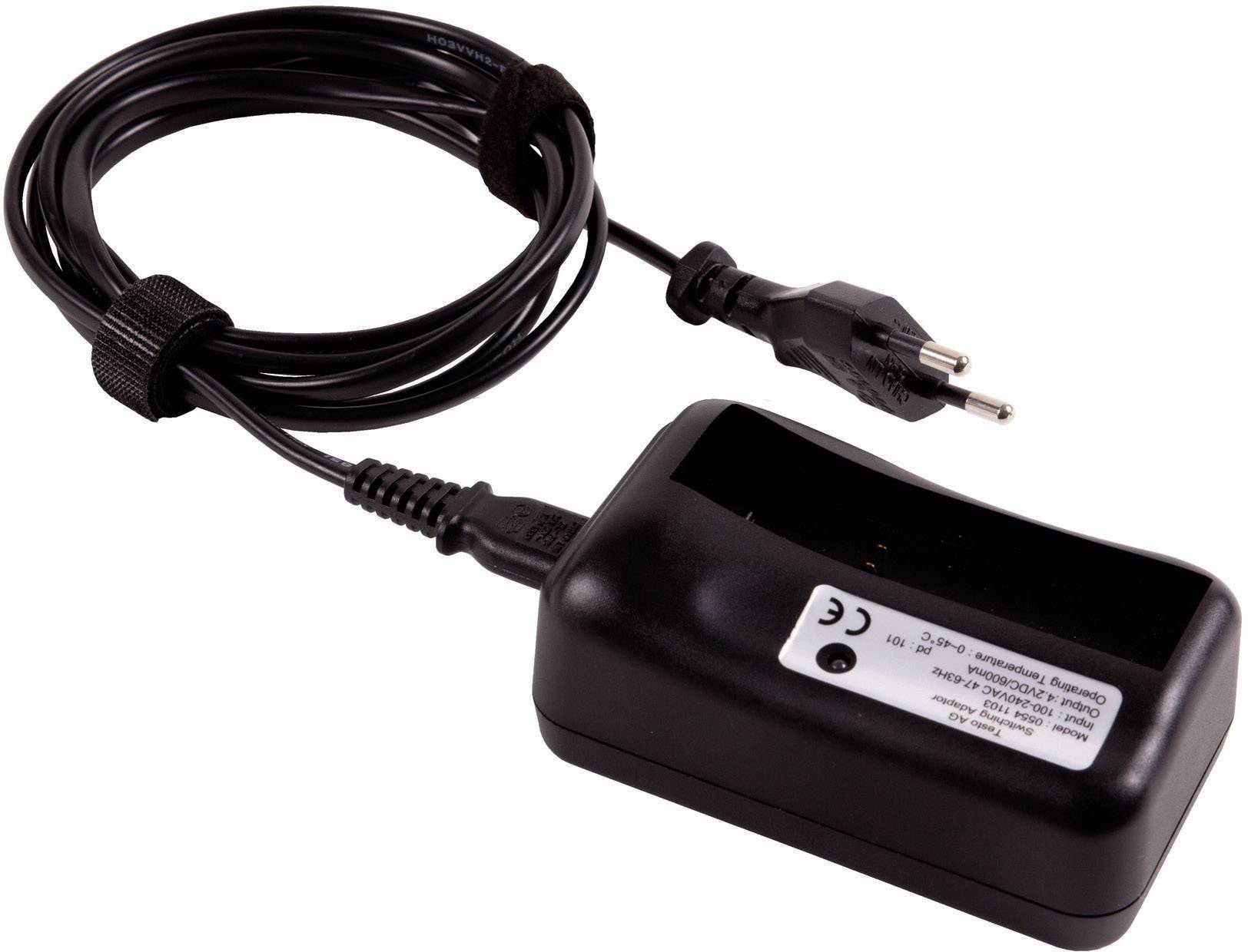 Un chargeur noir avec un long câble et une prise européenne. Il porte une étiquette avec le marquage CE sur sa face avant.