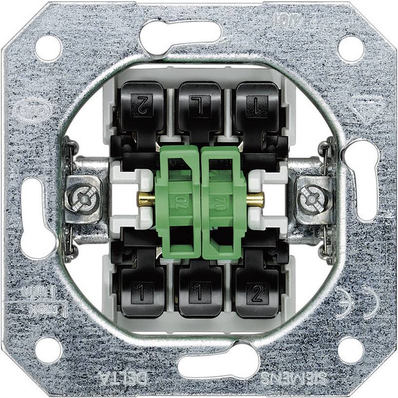 Cadre de commutateur mural métallique avec câblage vert et noir, adapté pour l'installation électrique.