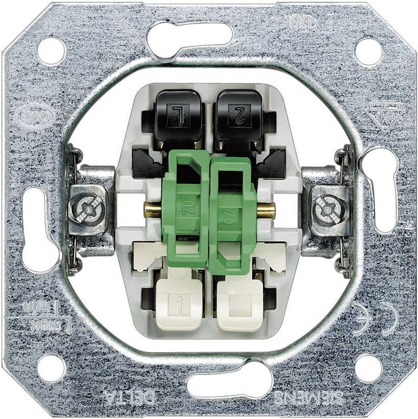 Un interrupteur mural électrique en métal avec des éléments en plastique noir, vert et blanc, monté dans un boîtier rectangulaire.