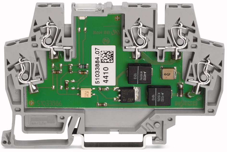 Un composant électronique, probablement une carte de circuit imprimé, avec plusieurs bornes et des circuits visibles sur une carte verte.