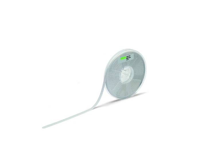 Sur l'image, on peut voir un rouleau de ruban adhésif blanc en plastique. Il est posé sur une surface blanche, et le ruban s'étend sur une grande longueur vers le bas.