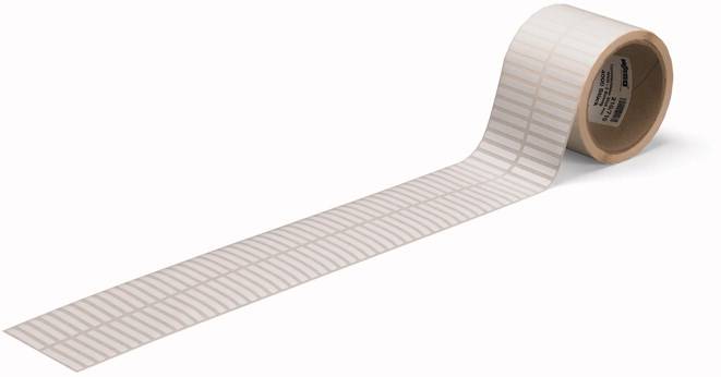 Un rouleau d'étiquettes blanches rectangulaires sur un support continu, adapté pour une utilisation dans des imprimantes ou des étiqueteuses.