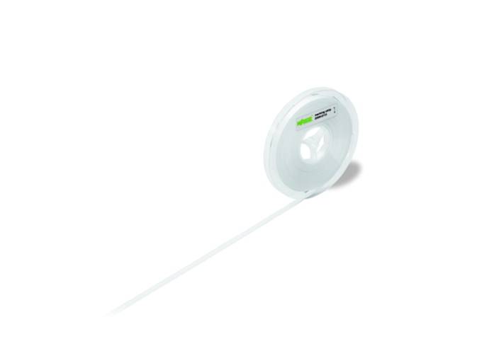 Un rouleau de ruban blanc avec une étiquette verte portant l'inscription 'Schneider Electric'.