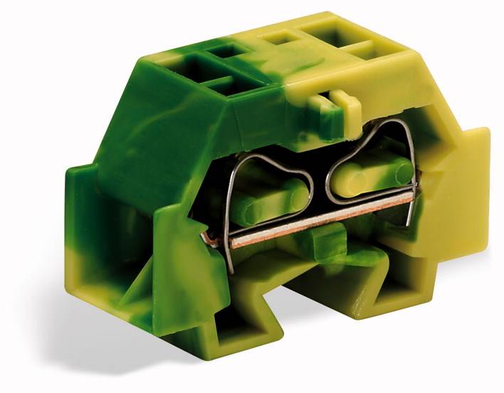 Un connecteur rectangulaire vert en plastique avec une pince métallique ; utilisé en électrotechnique pour la fixation de câbles.