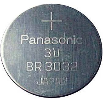 Pile bouton argentée portant l'inscription « Panasonic 3V BR 3032 JAPAN » avec un signe plus.