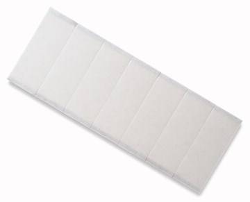 Des inserts de filtre blancs et rectangulaires dans un emballage, empilés légèrement décalés. Ils sont destinés à être utilisés dans des filtres à air ou à eau.