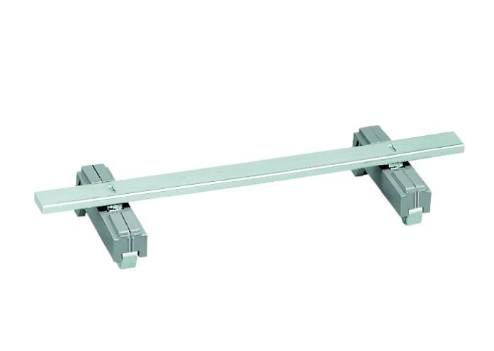 Poignée en métal au design élancé et rectangulaire, reposant sur deux fixations de type bloc. Convient pour tiroirs ou portes.