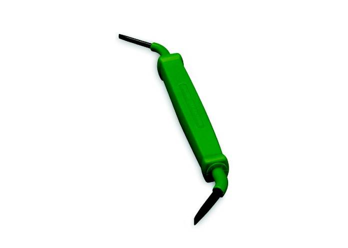 Outil en plastique vert avec deux pointes métalliques noires aux extrémités, disposé horizontalement.