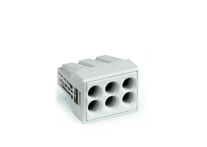Un connecteur rectangulaire blanc à cinq broches pour câbles électriques, utilisé dans les installations électriques.