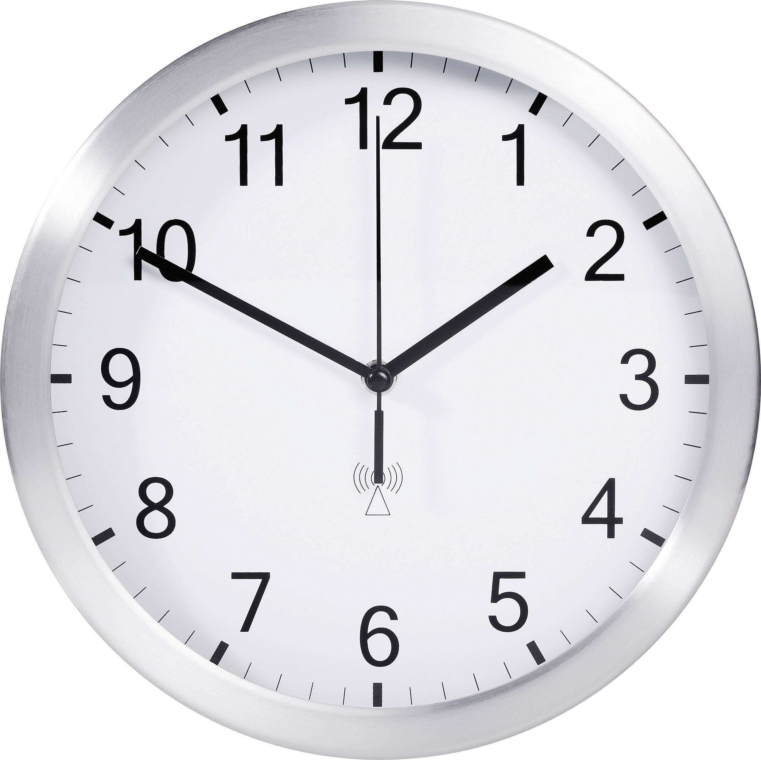 Une horloge murale ronde avec un cadre argenté affiche 10h10. Cadran blanc avec des aiguilles et des chiffres noirs.