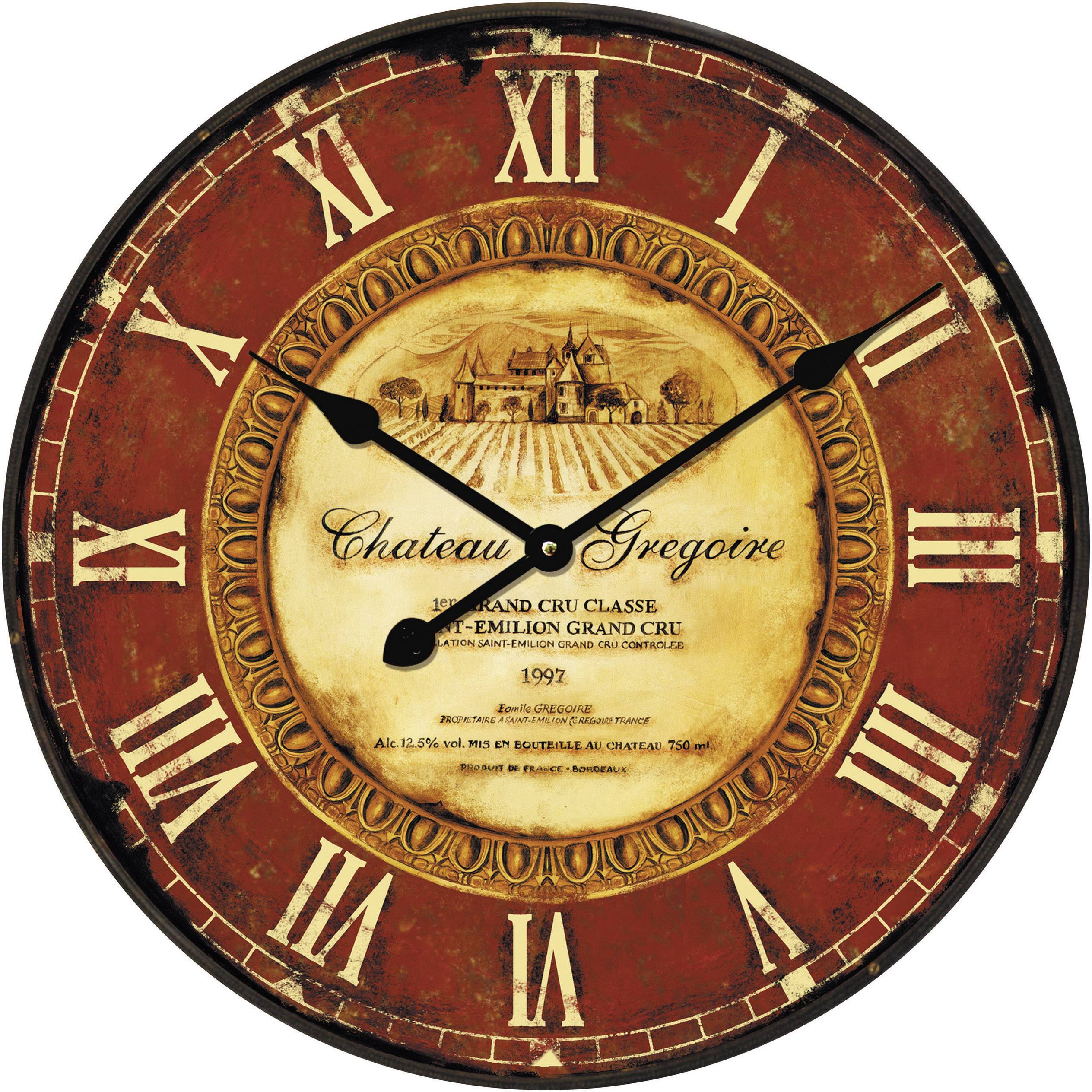 Une horloge murale antique avec des chiffres romains et une étiquette de vin décorative au centre, confère un charme rustique.