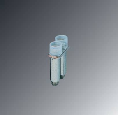 Deux composants métalliques cylindriques avec des ouvertures bleues, maintenus ensemble par un collier, sur un fond gris.