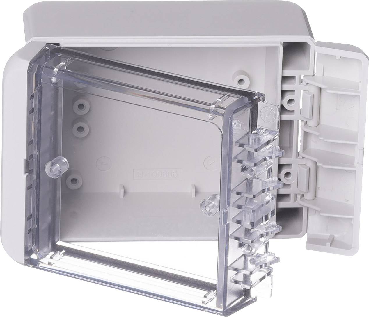 Un boîtier en plastique gris résistant aux intempéries avec un couvercle transparent rabattable pour composants électriques ou prises de courant.