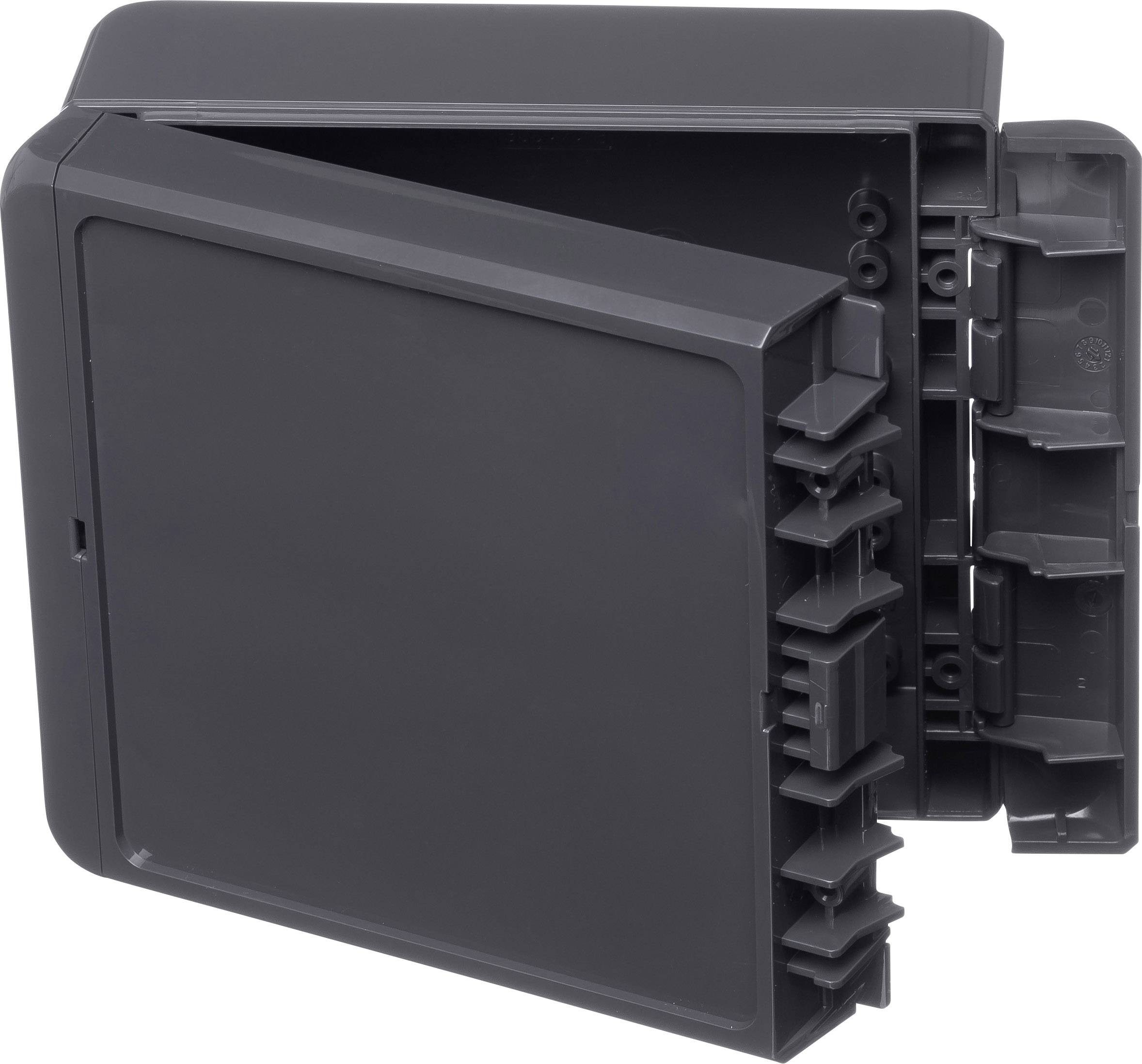 Un boîtier rectangulaire noir avec une porte rabattable ouverte sur le côté. Il présente des compartiments et des emplacements internes.