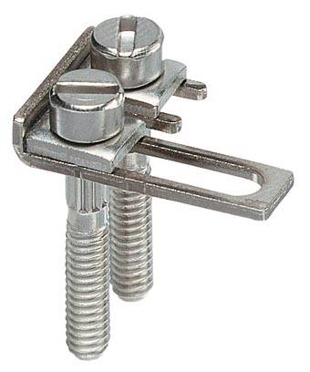 Deux vis à tête plate en argent avec un support métallique fixé aux vis. Idéal pour les installations électriques.