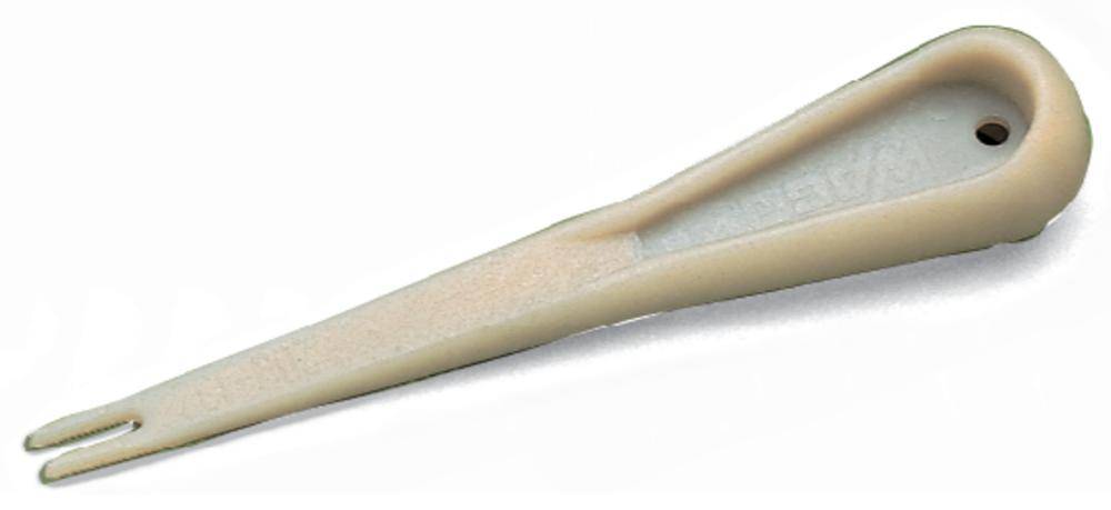 Outil en plastique beige pour l'enlèvement des pissenlits ou des mauvaises herbes. Pointe fine avec extrémité fourchue et poignée ergonomique.