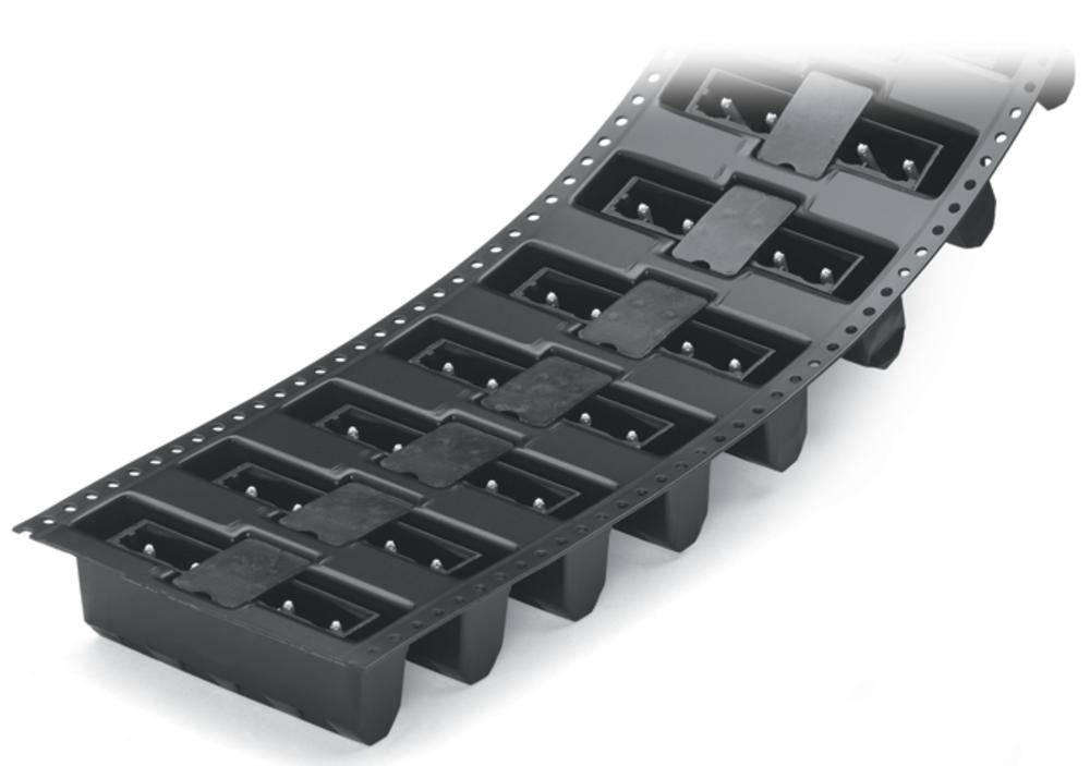 Chaîne énergétique en plastique de forme arquée avec maillons ouverts et chambres de câbles visibles, utilisée pour guider les câbles dans les systèmes de mouvement.