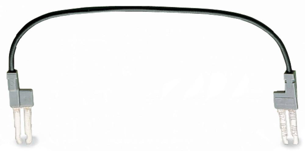 Un câble noir avec deux fiches grises à chaque extrémité, probablement un adaptateur de connexion électrique.