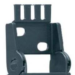 L'image montre un clip en plastique noir avec une base rectangulaire et quatre tiges verticales. Il semble s'agir d'un élément de fixation.