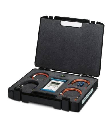 Valise noire ouverte contenant des câbles et un appareil portable. La disposition semble organisée et révèle un équipement technique.