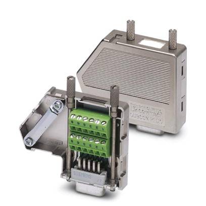 Boîtier de connecteur métallique ouvert, montrant une barrette de connexion verte et des raccordements de câbles, destiné aux applications industrielles.
