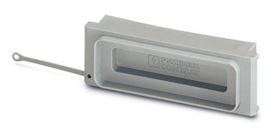 Couverture de protection grise en plastique avec ouverture rectangulaire, utilisée pour des applications industrielles. Marquée du nom de l'entreprise.