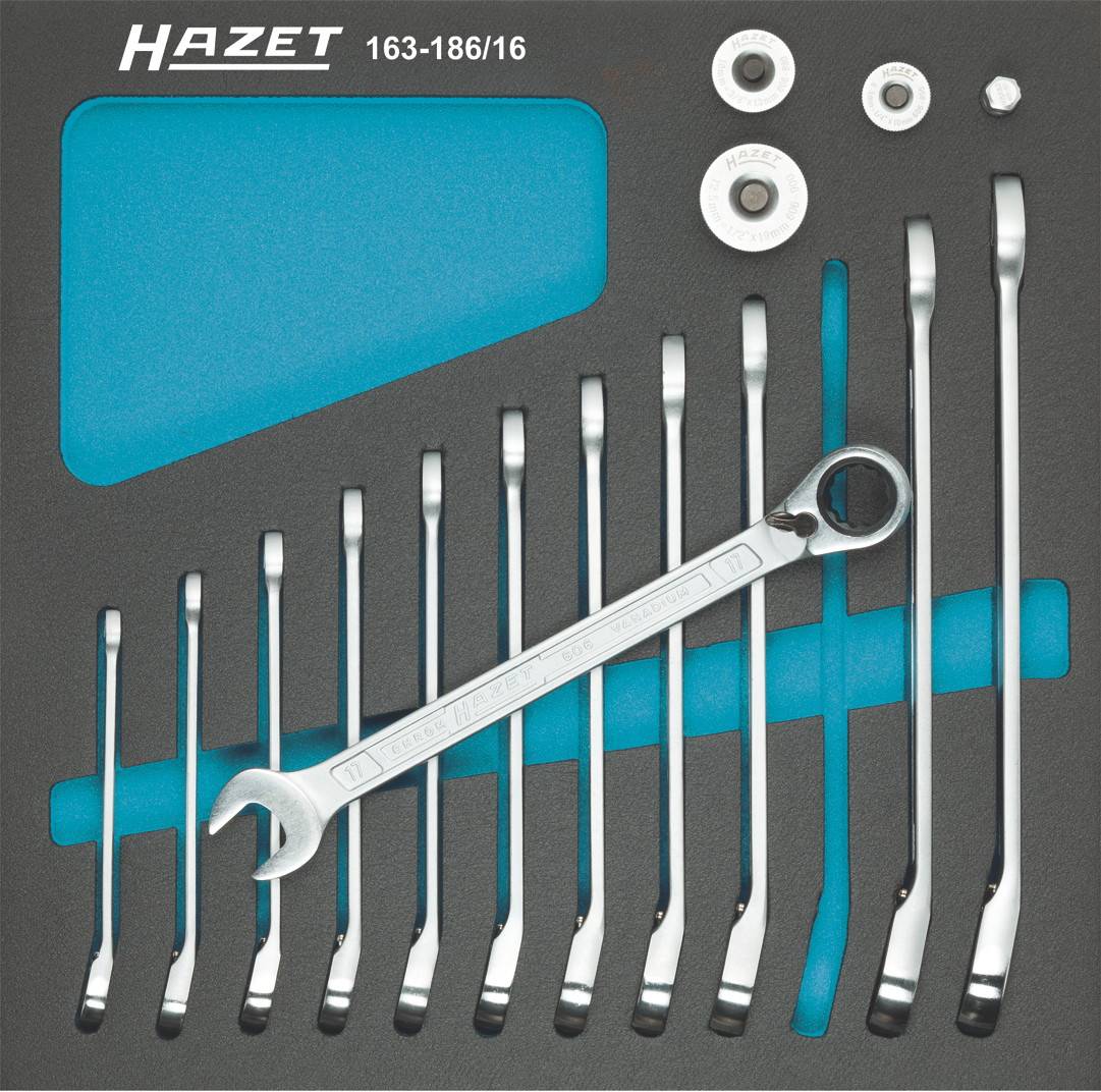 Jeu de 16 clés Hazet dans un insert en mousse, composé de différentes clés plates et de clés à anneau.