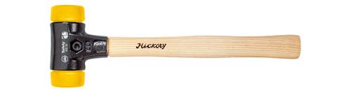 Marteau en bois avec tête en métal noir et embouts en plastique jaune. Le manche porte l'inscription 'Muccky'.
