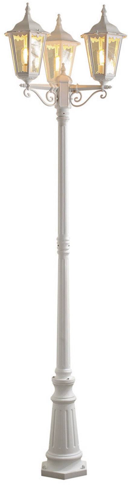 Lampadaire blanc de style rétro à trois têtes, diffusant une lumière chaleureuse. Idéal pour les espaces extérieurs classiques.
