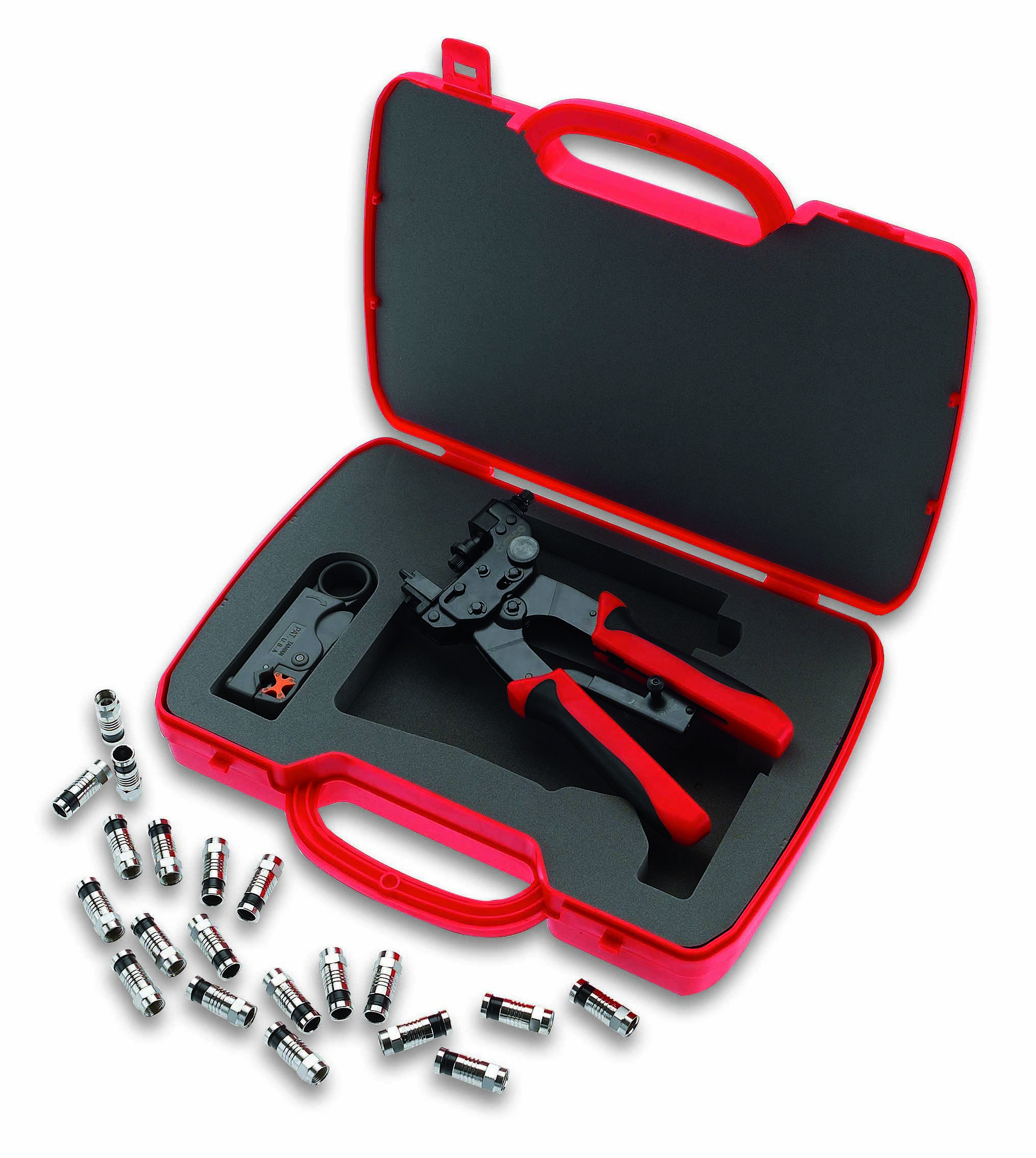 Un coffret à outils rouge contenant une pince à sertir, un outil à dénuder et plusieurs connecteurs coaxiaux sur un fond blanc.